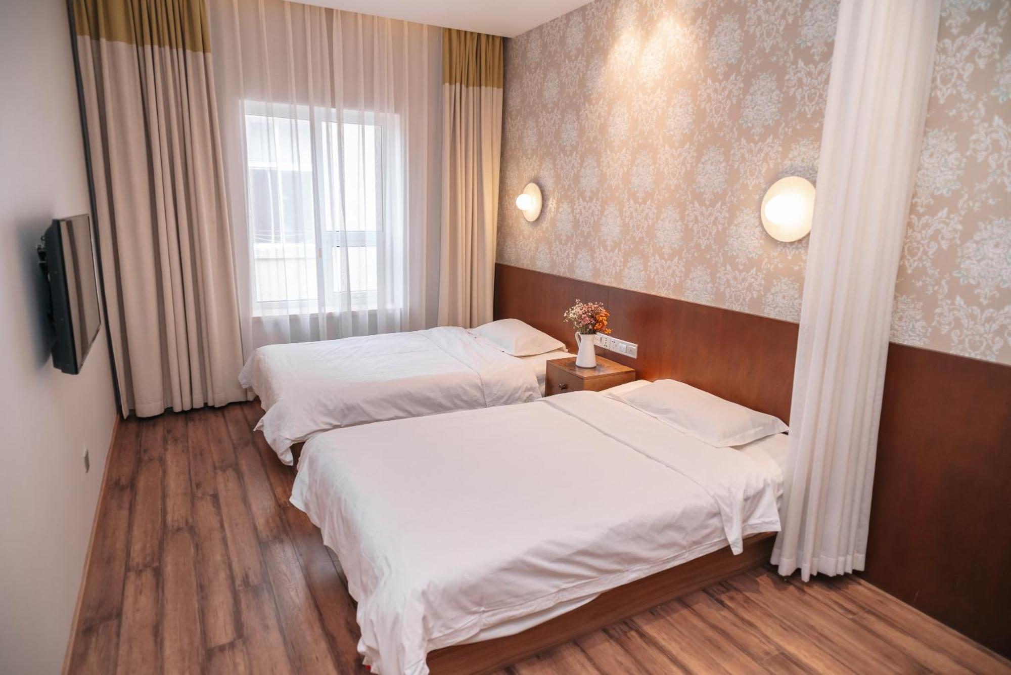 Qingdao Kaiyue Hotel Zhongshan Road St Michael'S Cathedral And Zhanqiao Pier Rum bild