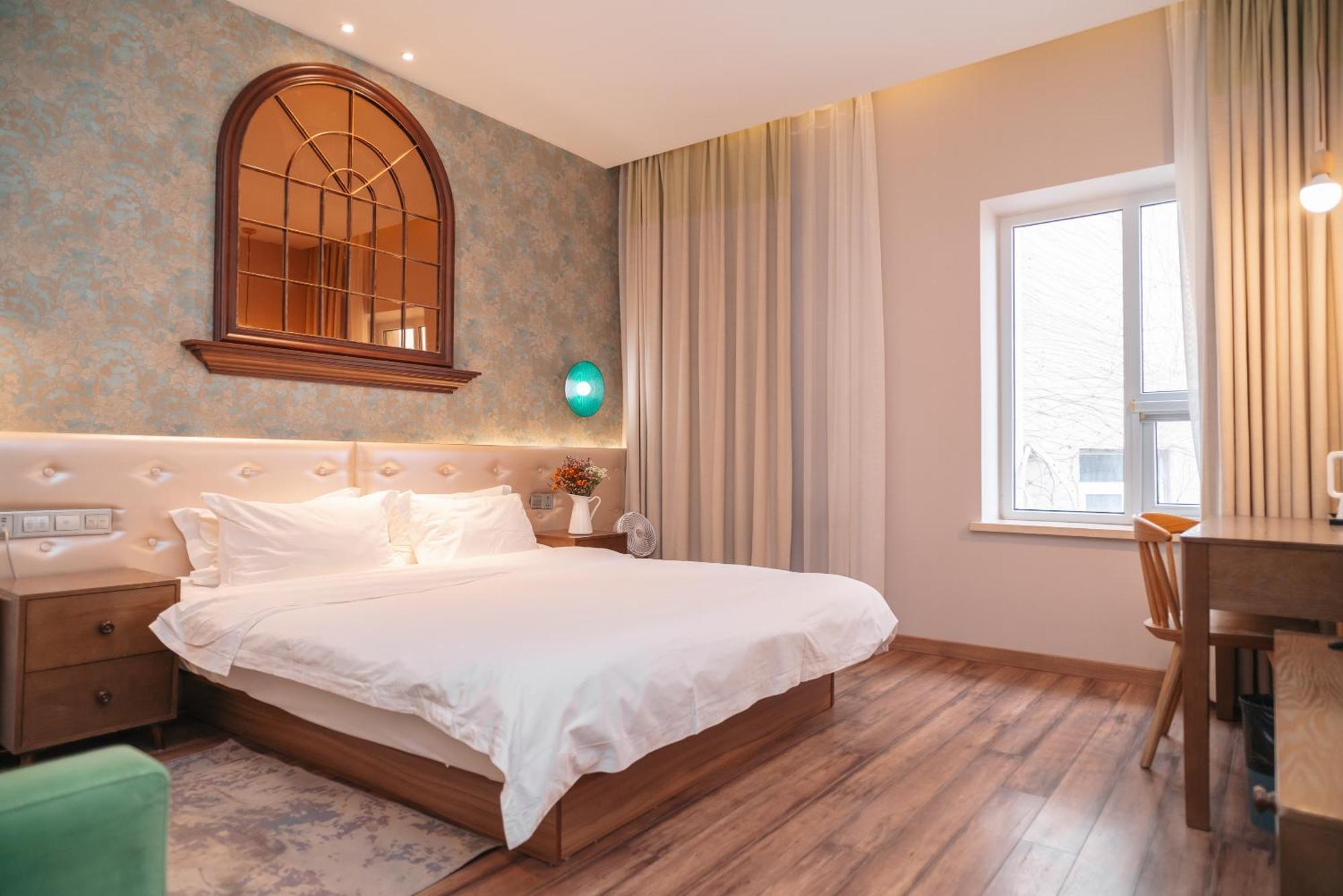 Qingdao Kaiyue Hotel Zhongshan Road St Michael'S Cathedral And Zhanqiao Pier Rum bild